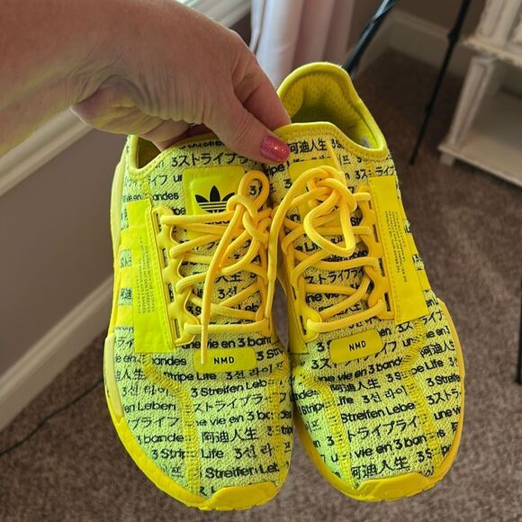 GUC Boys Adidas NMD R1 V2 (size 6) - Picture 4 of 11